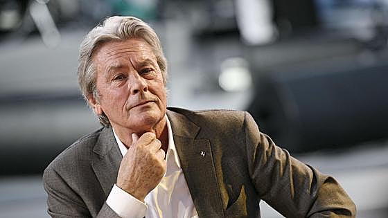 Confiscan 72 armas de fuego y abundante munición en la casa de campo del actor Alain Delon
