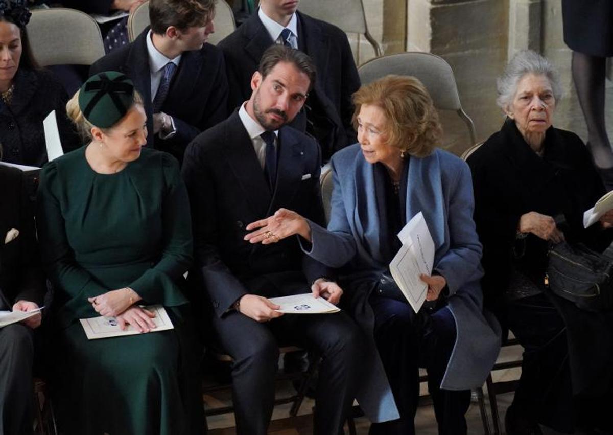 Imagen secundaria 1 - Arriba, Felipe VI, doña Letizia y el rey emérito, durante la misa. Abajo, la reina Sofía en la misa y las infantas Elena y Cristina, acompañada por su hijo Juan. 