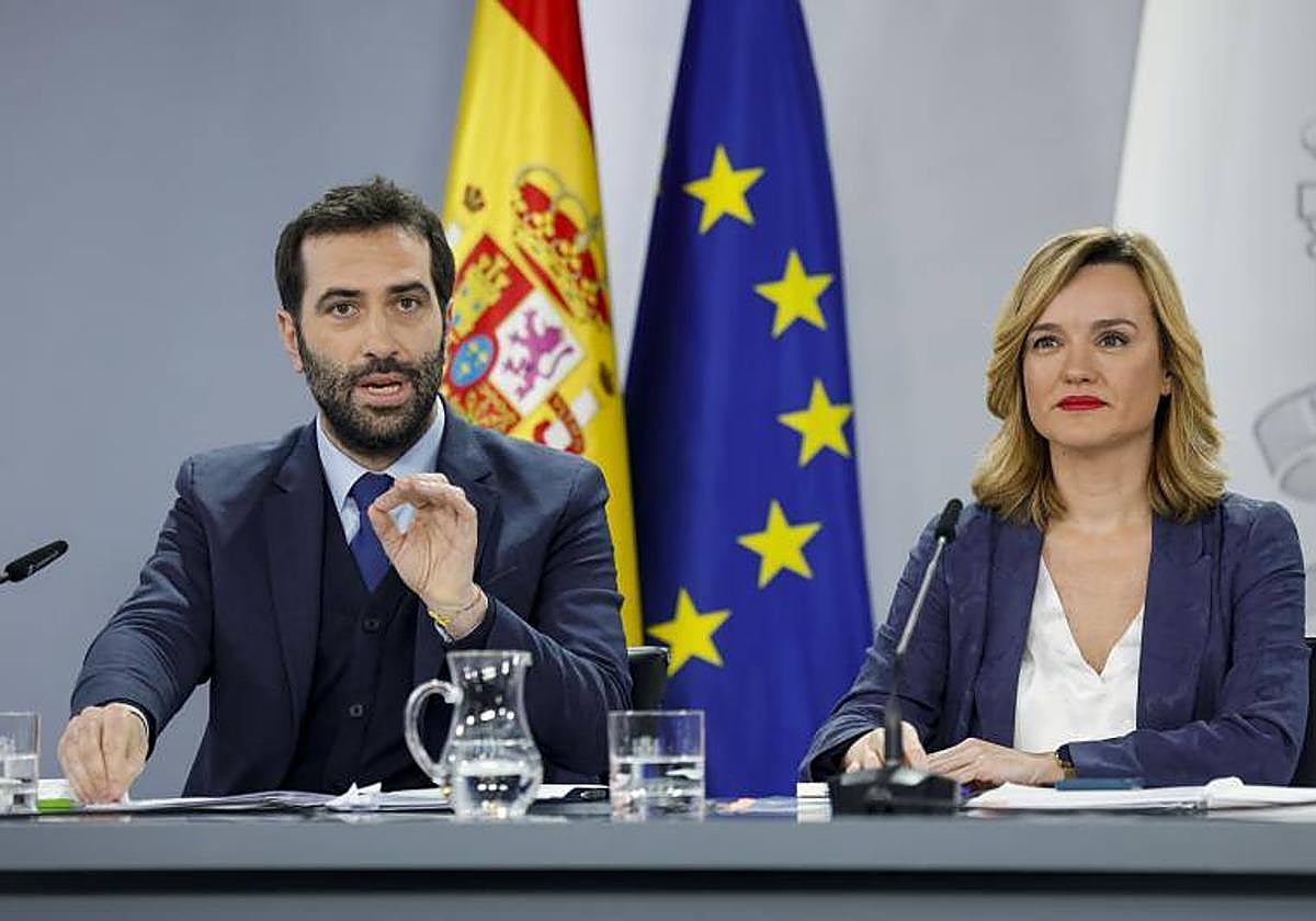 El ministro de Economía, Carlos Cuerpo y la portavoz del Gobierno, Pilar Alegría, durante la rueda de prensa posterior a la reunión del Consejo de Ministros.