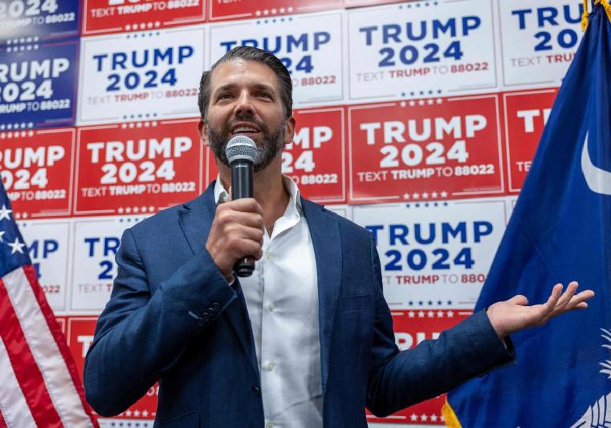 Donald Trump Jr. habla con sus partidarios en un mitin de su padre en Carolina del Sur.