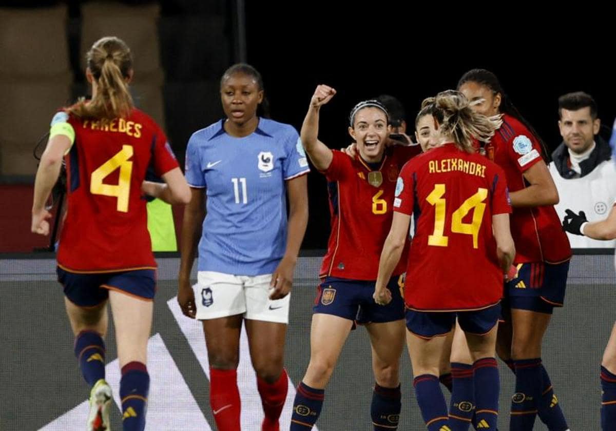 Aitana Bonmatí celebra junto al resto de compañeras el primer gol ante Francia.