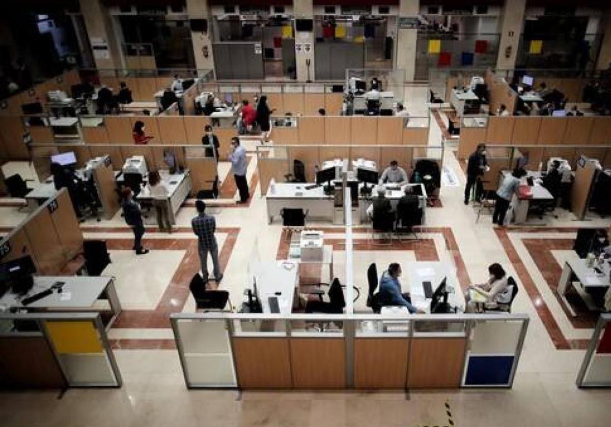 Funcionarios trabajando en oficinas de la Agencia Tributaria