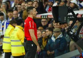 Isidro Díaz de Mera revisa la acción del gol anulado a Lucas Vázquez durante el Real Madrid-Sevilla.