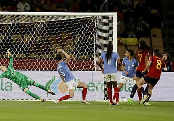 Mariona Caldentey marca el segundo gol de España ante Francia en la final de la Liga de Naciones.