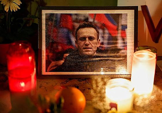 Un homenaje a Alexéi Navalni en París.