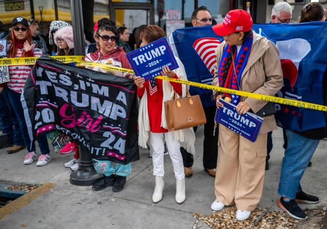 Seguidores de Trump, reunidos en la localidad de Eagle Pass, en Texas, para darle la bienvenida.