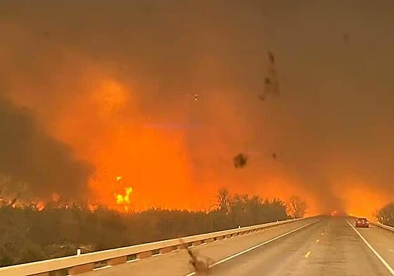 Una carretera cercada por las llamas en el Estado de Texas.