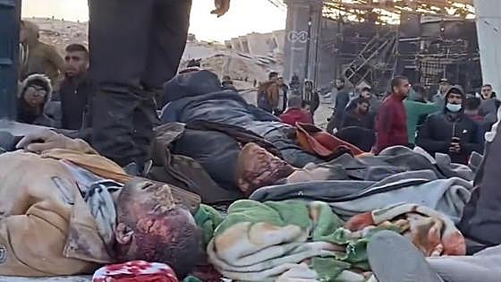 Mueren 70 palestinos en un ataque de Israel contra un área de reparto de comida en Gaza