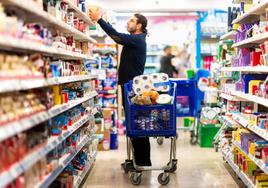 Un hombre hace la compra en un supermercado.