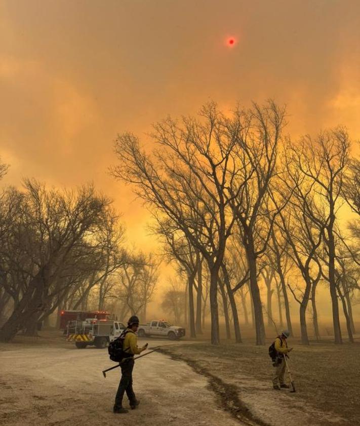 Imagen secundaria 2 - Los servicios se Bomberos se afanan por contener el fuego en Texas, de proporciones sin precedentes.