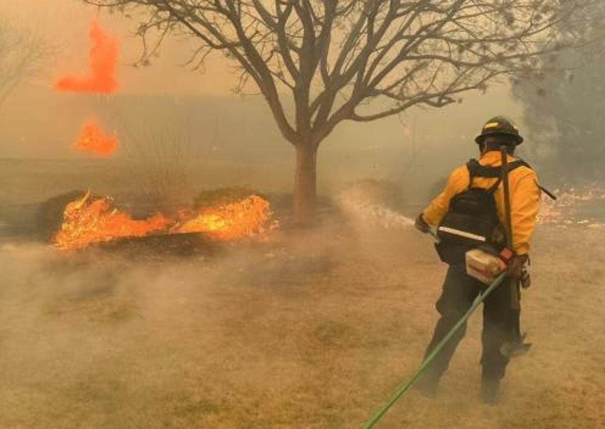 Imagen secundaria 1 - Los servicios se Bomberos se afanan por contener el fuego en Texas, de proporciones sin precedentes.