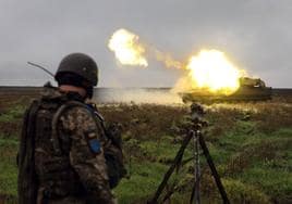 Un soldado ucraniano dispara un proyectil desde un blindado, en una imagen de archivo.