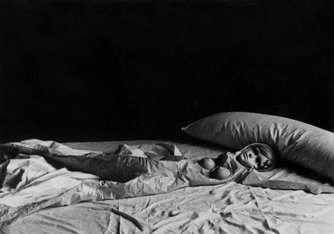 'Muñeca hinchable'. Barcelona, 1976. De la serie 'Descuartizar un cuerpo'.