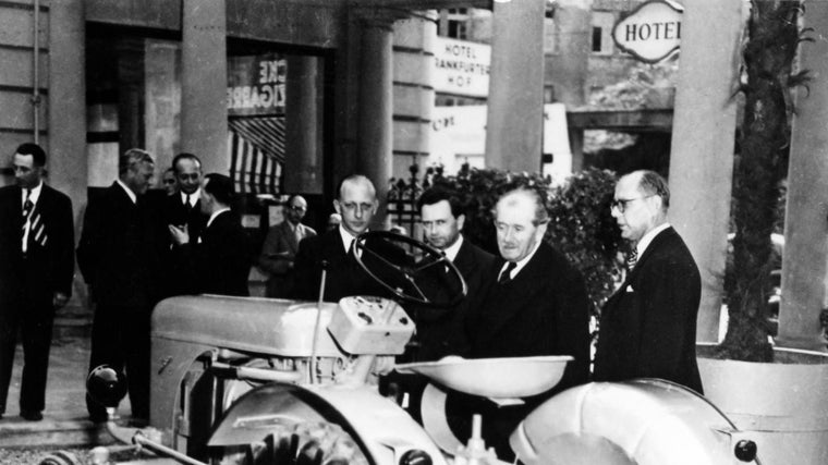 El profesor Porsche en la presentación del Allgaier Porsche AP 17 en 1950