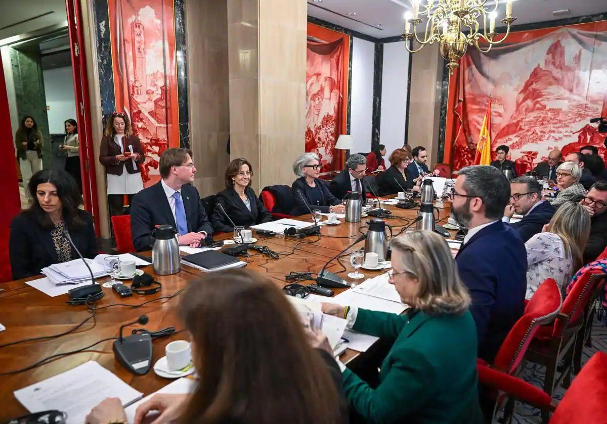 Miembros de la Comisión de Venecia se reúnen con diputados españoles en Madrid el 8 de febrero.