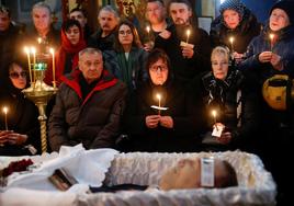 El féretro de Alexéi Navalni es conducido al interior de la iglesia de Moscú en la que se ha celebrado este viernes el funeral.