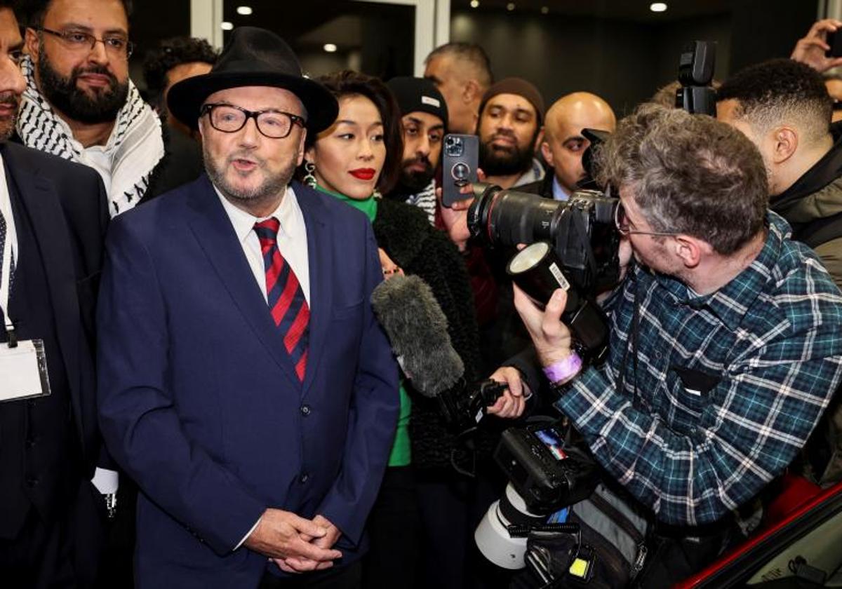 George Galloway, del Partido de los Trabajadores, celebra su triunfo en la circunscripción de Rochdale, ubicada en el Gran Mánchester.