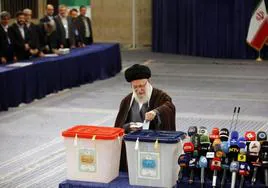 El ayatolá Jamenéi deposita su voto en un colegio electoral de Teherán.