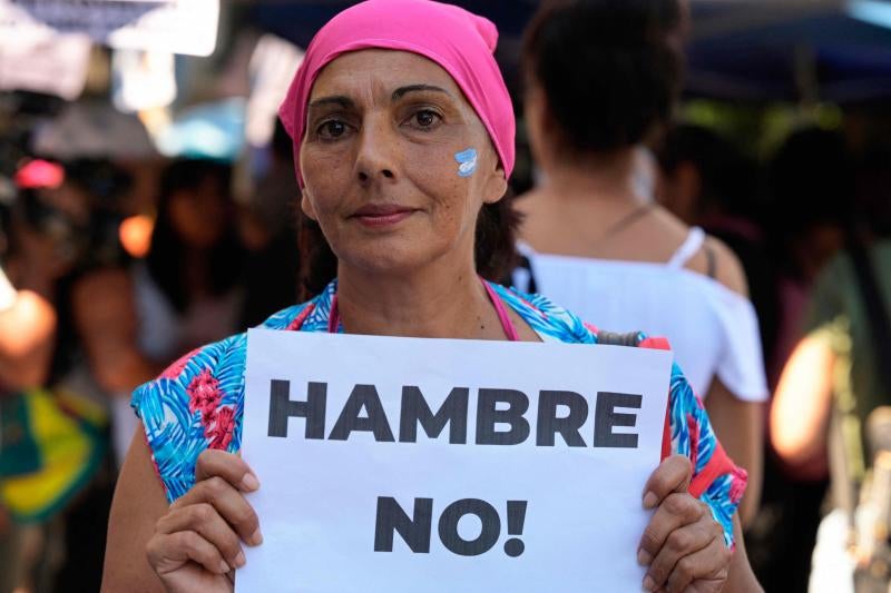 Una mujer se manifiesta en Buenos Aires contra los recortes.