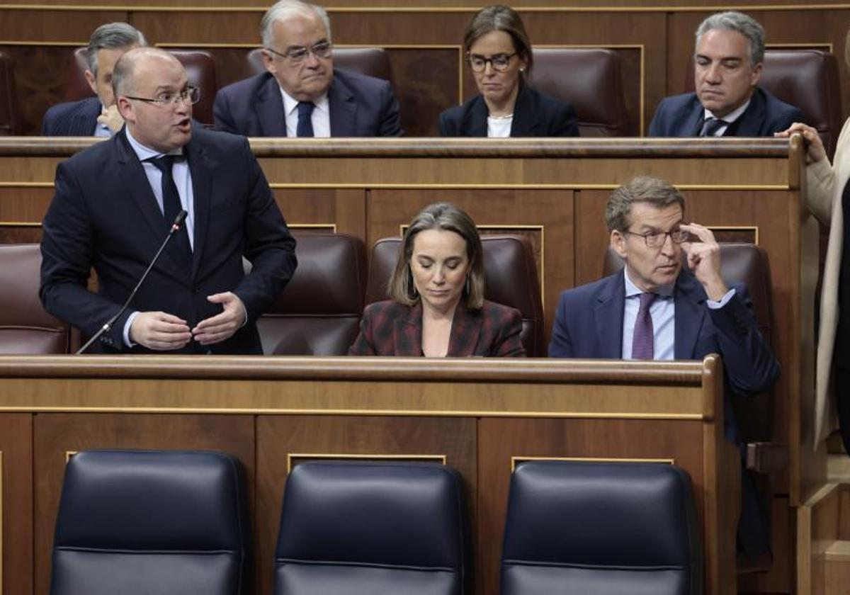 Miguel Tellado (i), junto a Cuca Gamarra y Alberto Núñez Feijóo.