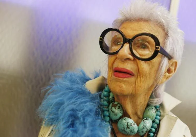 Muere Iris Apfel, icono de la moda, a los 102 años