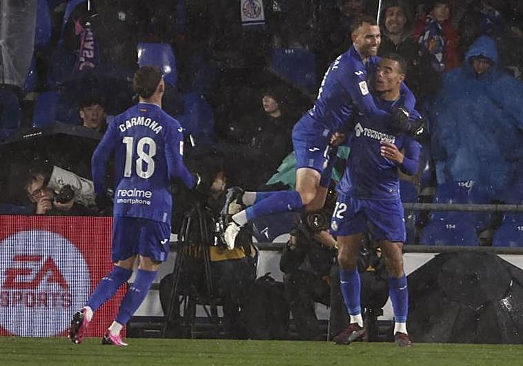 Oda al fútbol en el Coliseum