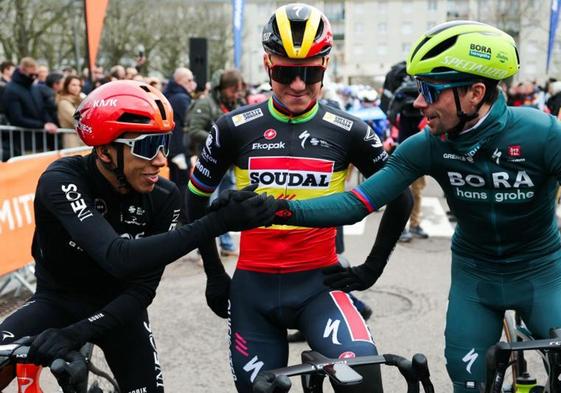 Egan Bernal saluda a Primoz Roglic en presencia de Remco Evenepoel antes del inicio de la primera etapa de la París-Niza.