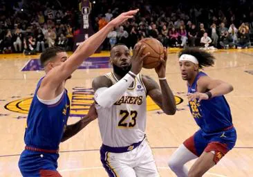LeBron James se dispone a encestar durante el partido que midió a los Lakers con los Nuggets.