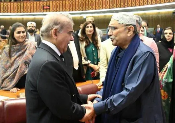 A la izquierda, Shehbaz Sharif recibe la felicitación del expresidente Asif Ali Zardari tras ser elegido primer ministro de Pakistán.