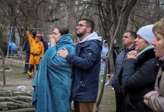 Residentes del edificio de Odesa alcanzado por un dron ruso esperan para conocer si hay víctimas entre sus familiares.