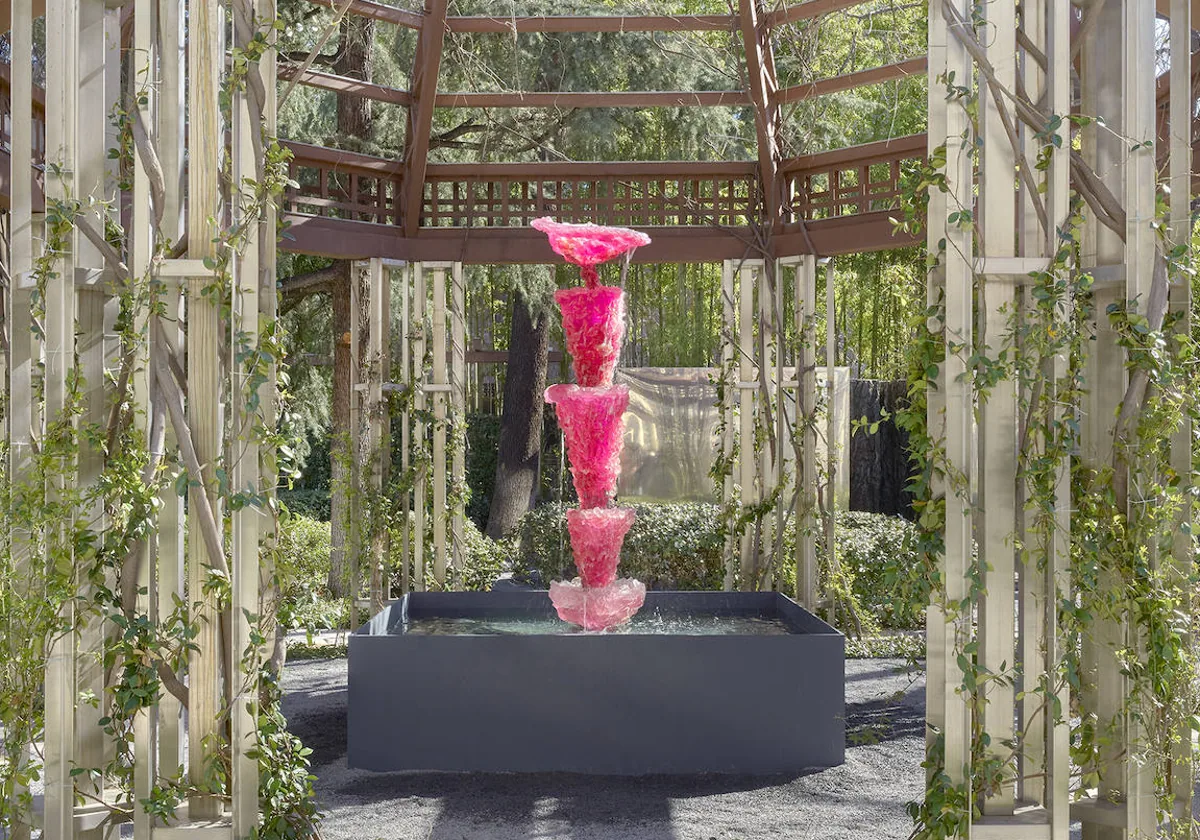 'Pink Lady (For Asah)' fuente creada por Lynda Belnglis en 2021 y que se exhibe en los jardines de la Banca March hasta el 30 de Junio.