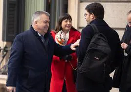 El secretario de Organización del PSOE, Santos Cerdán, junto a su asesor,