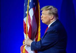 Donald Trump besa la bandera durante una convención republicana en Maryland.