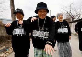 Park Jeom-sun, de 81 años, líder del grupo de rap de abuelas Suni and Seven Princesses.