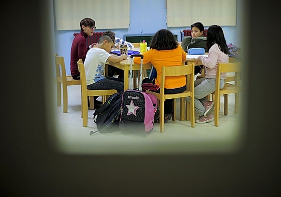 Niños sin recursos hacen los deberes en una ONG por las limitaciones de su casa.