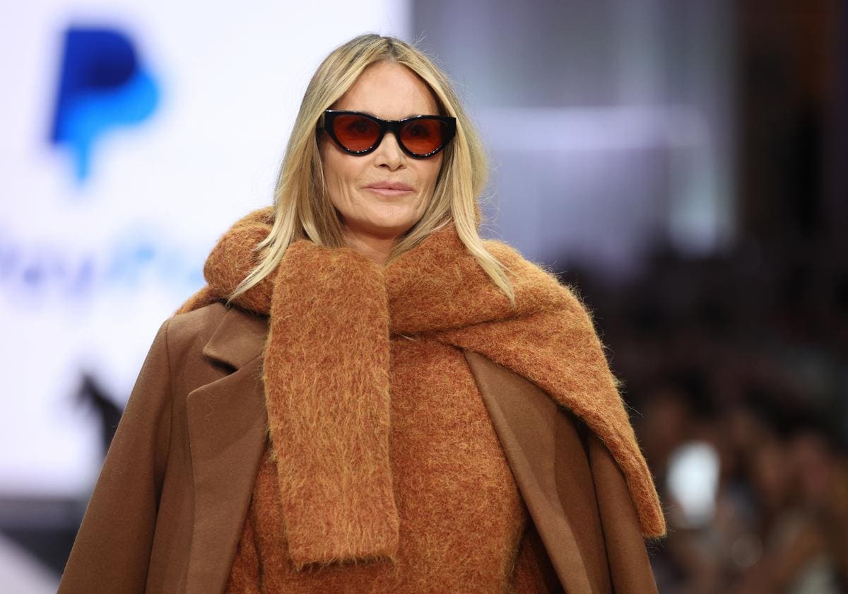 Elle Macpherson vuelve a subirse a la pasarela a sus 59 años | El Correo