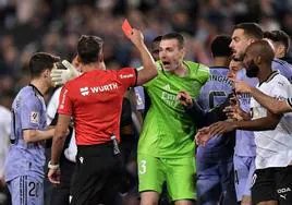 Gil Manzano le muestra la tarjeta roja a Jude Bellingham, de espaldas, en Mestalla.
