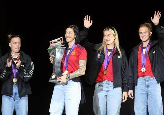 Las jugadoras de la selección española Jenni Hermoso (2-i), Alexia Putellas (2-i) e Irene Paredes (d) celebran el triunfo en la Liga de Naciones