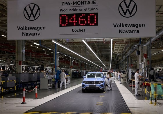 Mujeres en las líneas de producción de VW en Navarra