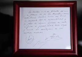 Imagen de la servilleta en donde firmaron el primer contrato informal de Lionel Messi es exhibida en Barcelon