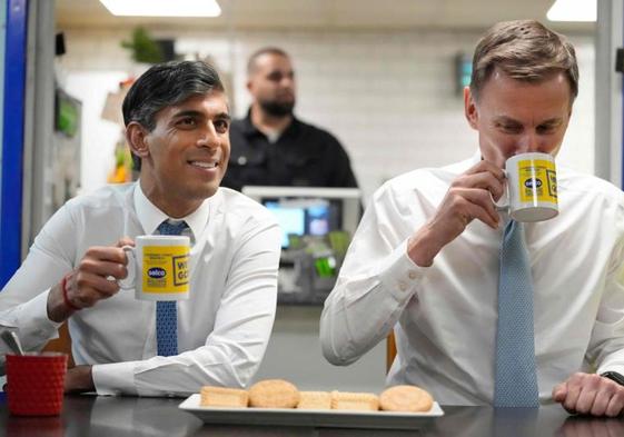 El primer ministro británico, Rishi Sunak, y el titular de Hacienda, Jeremy Hunt, durante una visita a una empresa en Londres.