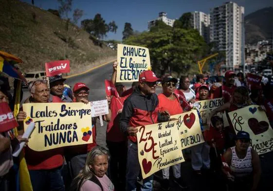 Simpatizantes del oficialismo participan en un homenaje en Caracas al fallecido expresidente Hugo Chávez.