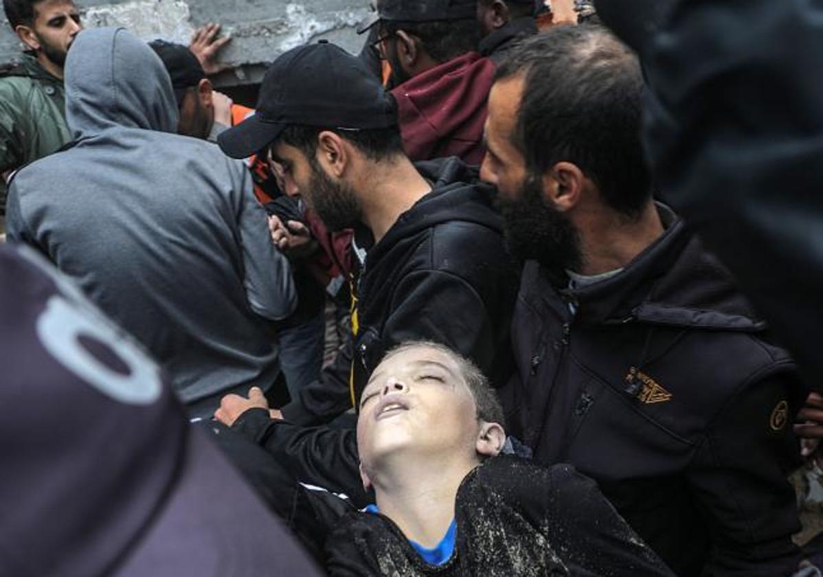 Los equipos de rescate extraen el cadáver de un niño de los escombros de una casa en Deir Al Balah, al sur de Gaza.