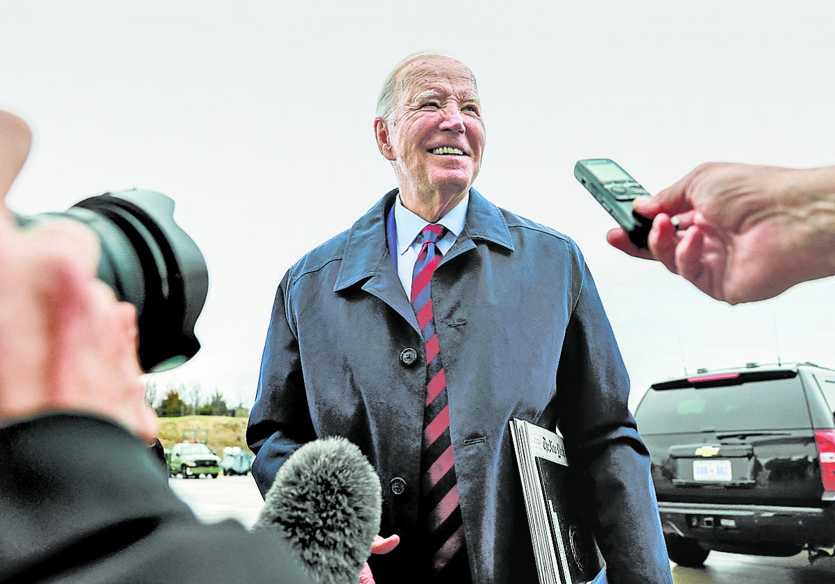 Biden atiende a la prensa antes de subirse al Air Force One para viajar de Maryland a Washington.