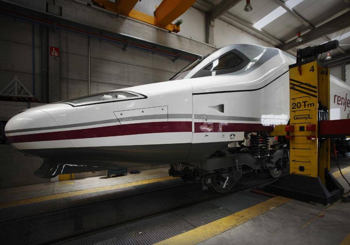 Tren de Talgo en sus instalaciones industriales.