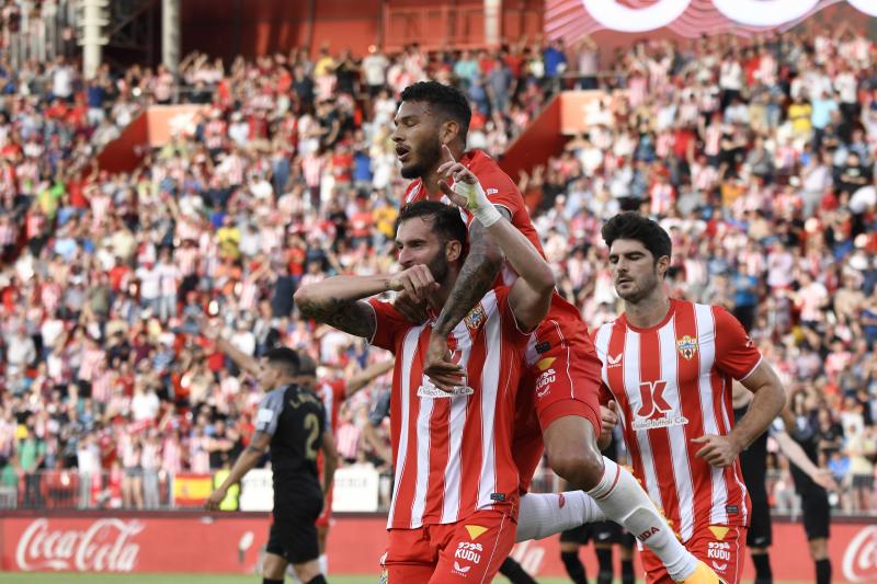 Baptistao (i) celebra un gol con el Almería la temporada pasada