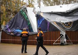 Imágenes de la carpa desplomada en la Alameda de Hércules, Sevilla.