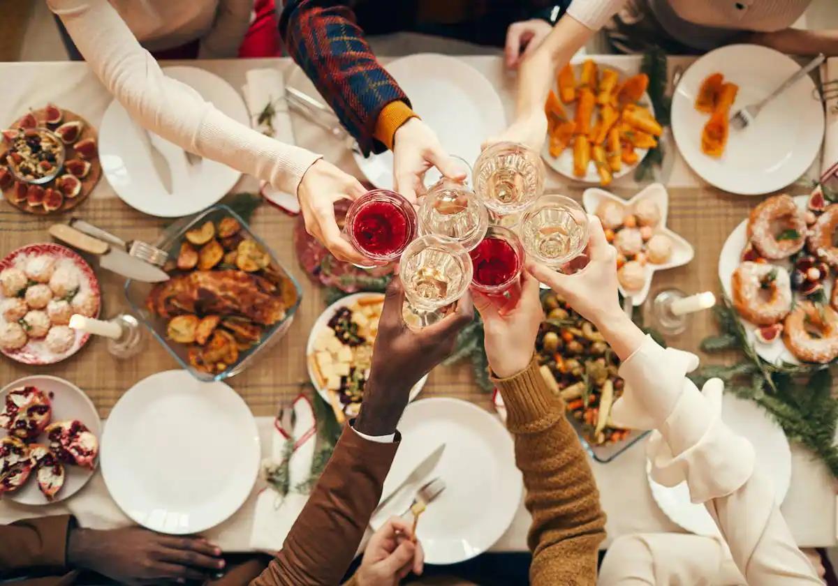 Un grupo de amigos cenando.