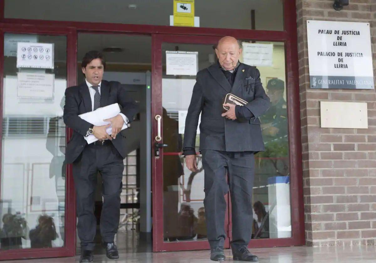 Francis Montesinos, durante una de sus visitas al juzgado de Llíria, junto a su abogado