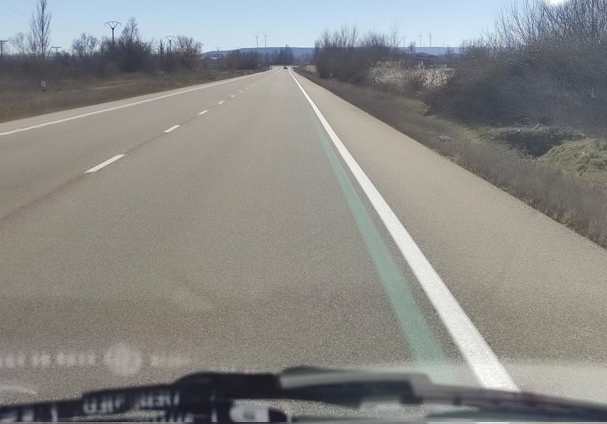 Esto es lo que significa la línea verde que la DGT ha puesto en las carreteras: lo que debes saber de esta marca vial